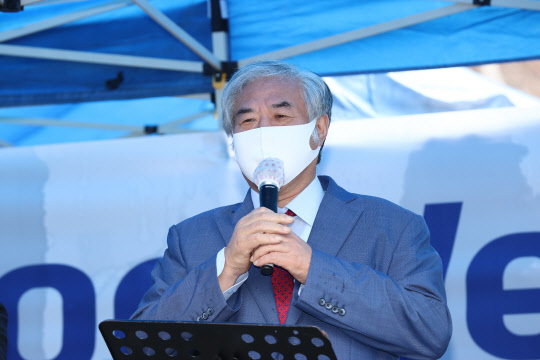 코로나19 감염증 치료를 받았던 전광훈 사랑제일교회 목사가 2일 퇴원 후 취재진 앞에서 기자회견을 하고 있다. 연합뉴스.
